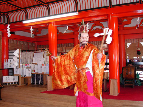 7.金櫻神社大々神楽付面(かなざくらじんじゃだいだいかぐらつけたりめん)と衣装(甲府)