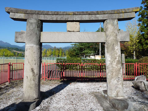 8.旧金櫻神社石鳥居（甲斐）